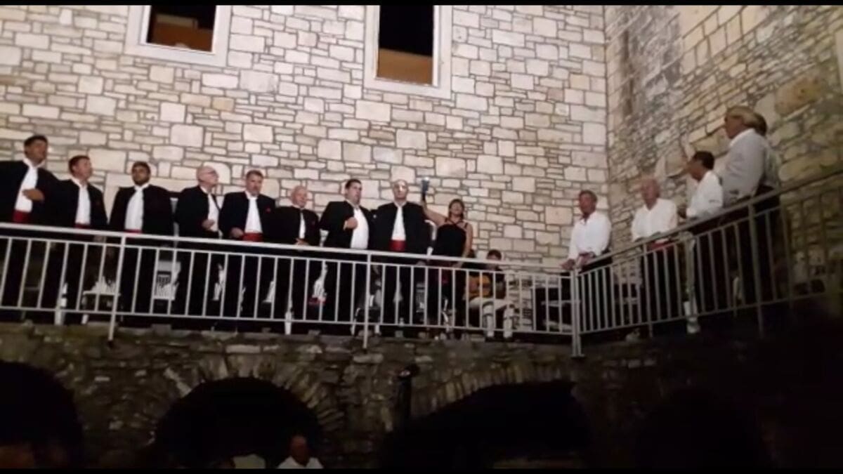 VEČER PUNA EMOCIJA Klape Trogir i Ošjak održale koncert za pamćenje