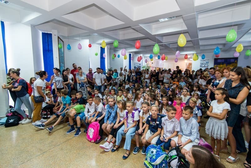 Prvi dan škole u Trogiru: prvašićima poklon od Grada; učenike i nastavnike posjetila državna tajnica Ministarstva znanosti i obrazovanja Branka Ramljak