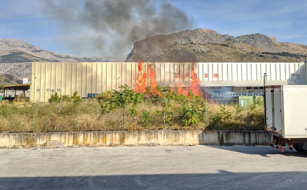 VELIKI POŽAR NA TTTS-u Požar pod kontrolom, izgorjelo devet vozila, čule se brojne detonacije