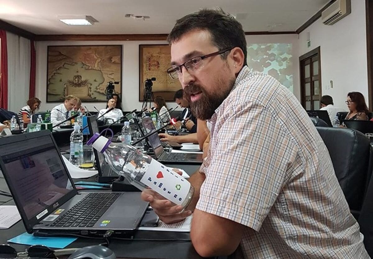 Splitski gradski vijećnik predložio izbacivanje "plastike" iz gradske vijećnice: Pogledajte što je donio na sjednicu