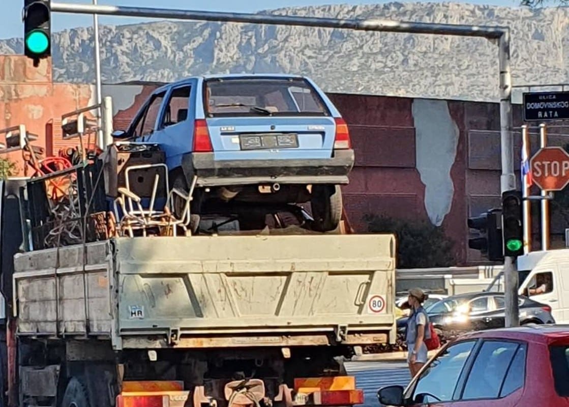 Biste li se vozili iza njega? Splićani u čudu gledali nakrcani kamion