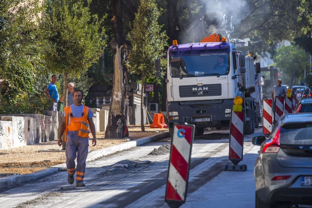 Evo kako napreduje sanacija Vukovarske ulice u Splitu: Asfaltira se obnovljeni nogostup