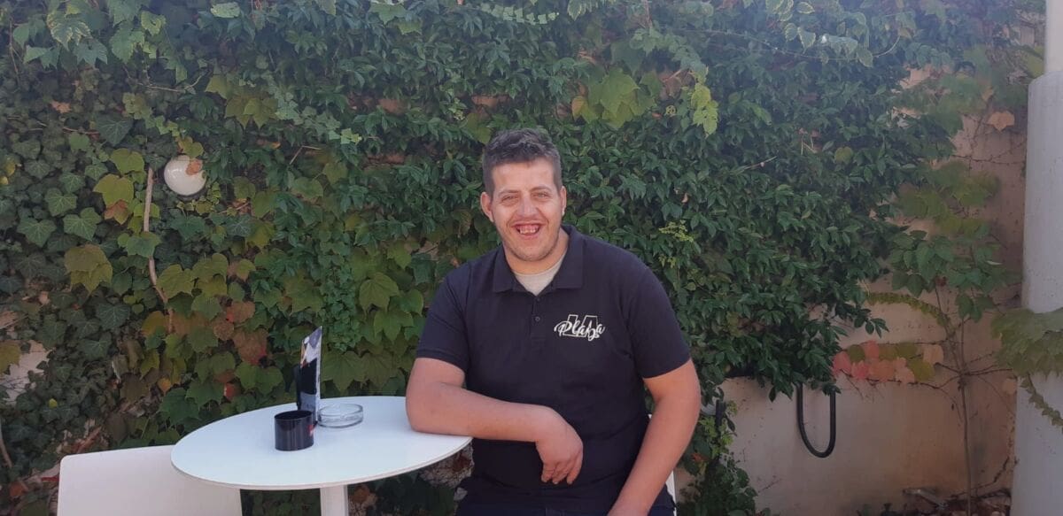 'SVI ME ZNAJU U MOM KRAJU' Mladića Antu iz Kaštela život nije mazio, a on unatoč svemu ima osmijeh na licu