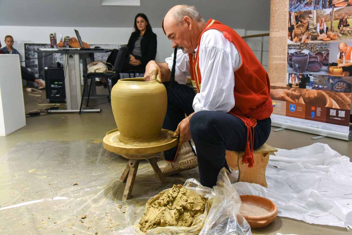 SINJ: Djeca i odrasli učili tradicijsko lončarstvo ručnog kola iz Potravlja