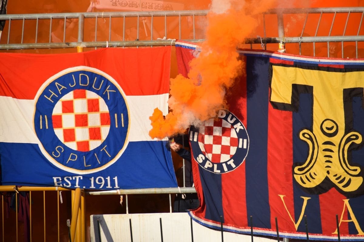 Novčane kazne za četiri kluba: Hajduku 35 tisuća kuna kazne zbog 18 baklji u Velikoj Gorici