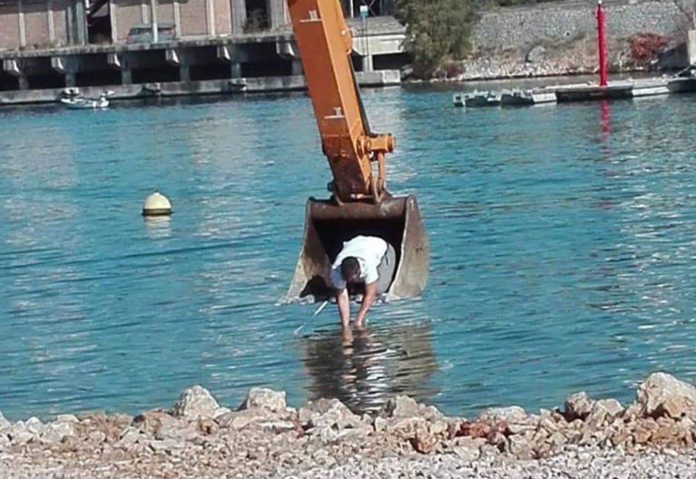 TREBA SE ZNATI SNAĆI Domišljati radnik pokazao čemu sve služi bager