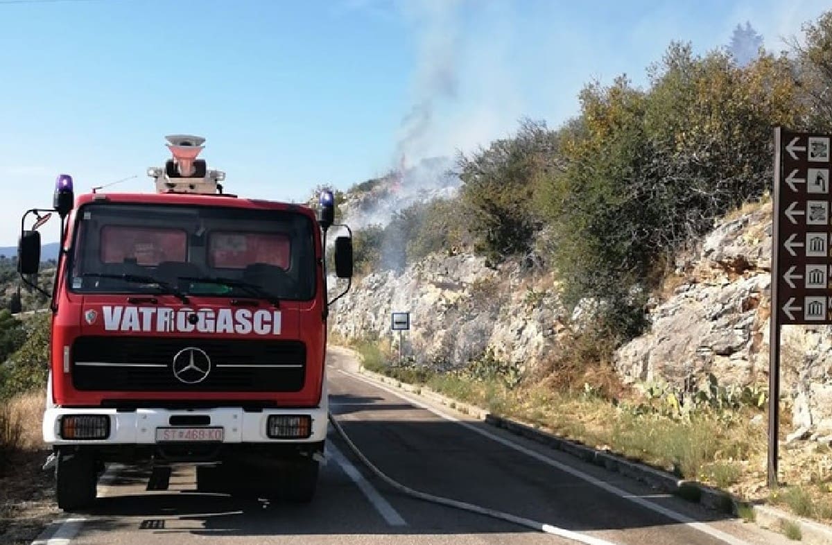 IZBIO POŽAR NA BRAČU Na požarište stigli kanaderi, vatru gasi 30 vatrogasaca