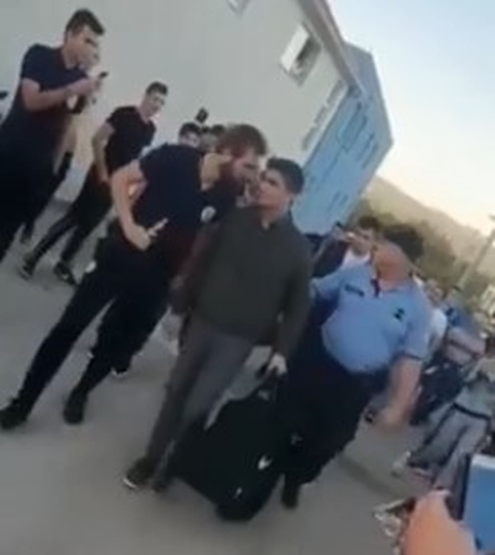 SRAMOTNI ISPRAĆAJ NAKON UTAKMICE U pratnji policije sudac napustio igralište: "Pe*eru, cigane, cigane"