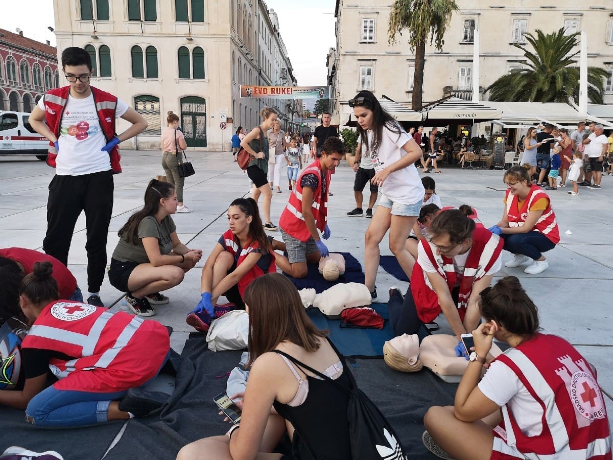 Crveni križ Split zapošljava 16 studenata: "Tražimo voditelja spasilačke postaje, spasioce i asistente na plaži osobama s invaliditetom"