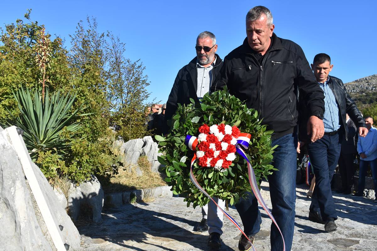 DAN OPĆINE KONAVLE: Položeni vijenci na Vojskom dolu, u Stravči služena misa za branitelje