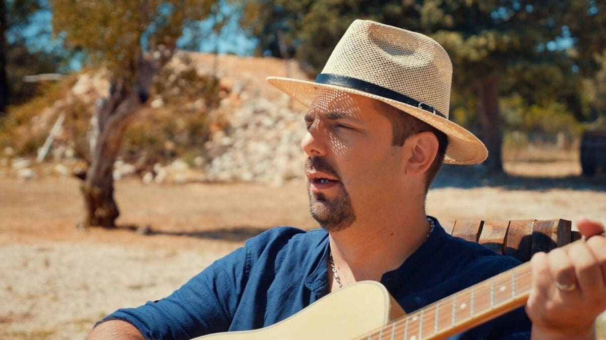 David Ricov pjesmom „Adio pape, adio mama” osvaja Dalmaciju