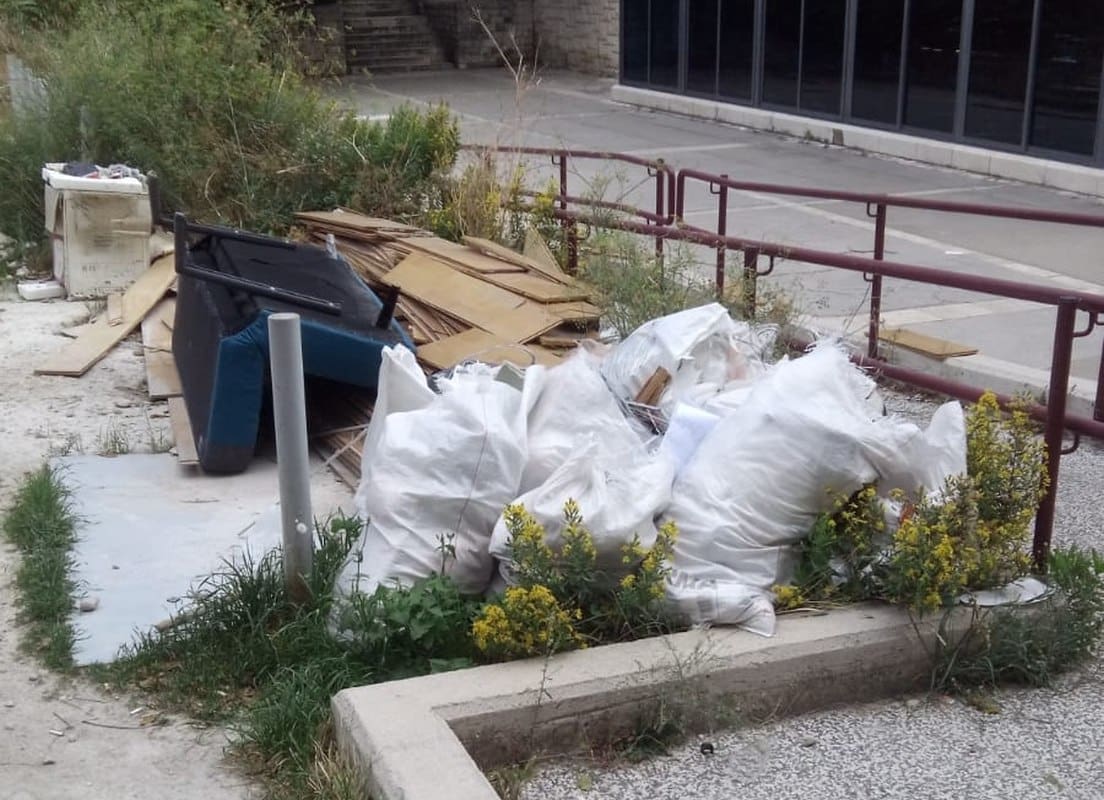 Ilegalni deponij otpada već mjesecima u srcu Splita: "Gosti iz obližnjeg hotela ne mogu se načuditi ružnim navikama Splićana"