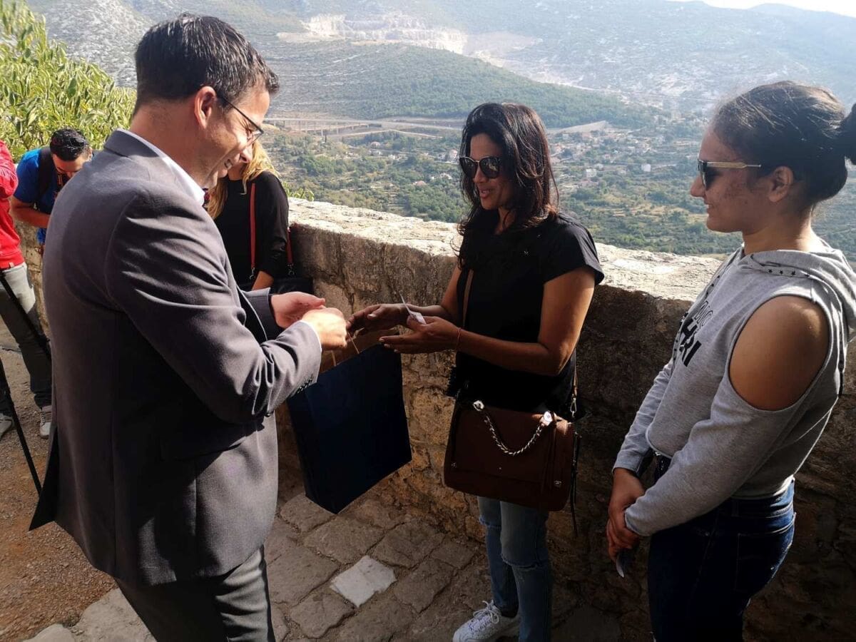 TVRĐAVA KLIS OBARA REKORDE POSJEĆENOSTI Svečano dočekan stotisućiti posjetitelj