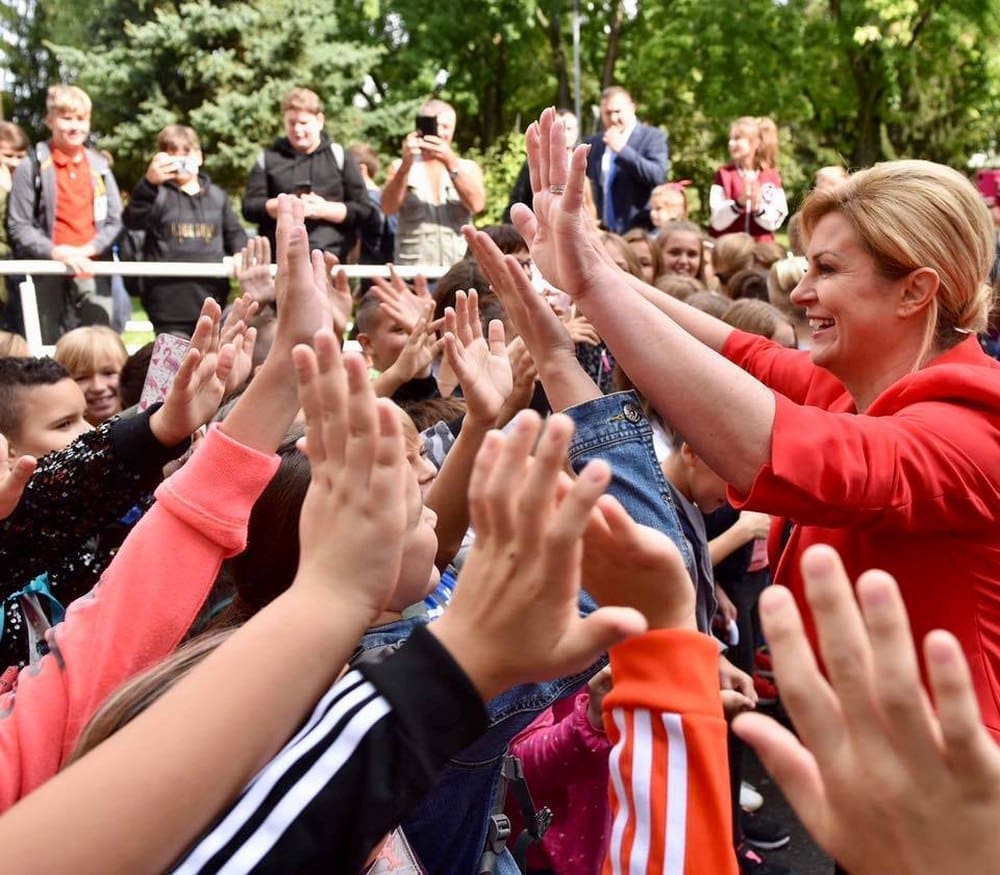 PREDSJEDNICA ČESTITALA UČITELJIMA 'Odgajajući našu djecu, odgajate Hrvatsku!'