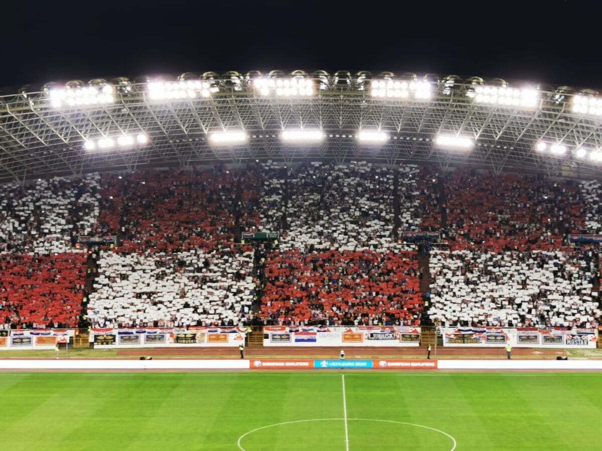 ZAŠARENILE SE TRIBINE Pogledajte koreografije hrvatskih i mađarskih navijača