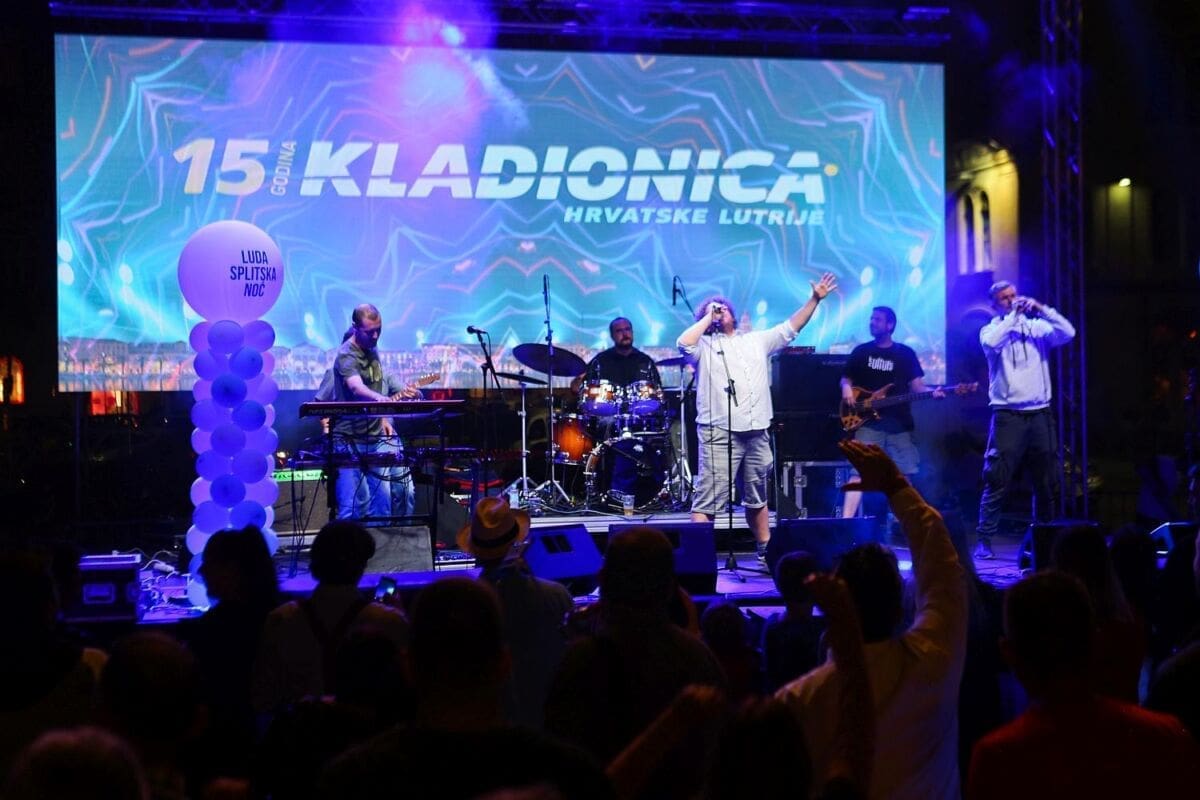 Održana Luda splitska noći na Rivi: Besplatni koncerti TBF-a, Giuliana i Diktatora, Mucala, Zorice Kondže i klape Filip Dević