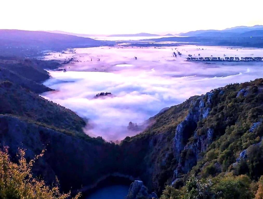 Grmljavinski pljuskovi zahvatili sjevernu Dalmaciju. Pogledajte čarobne prizore magle u Imotskom polju