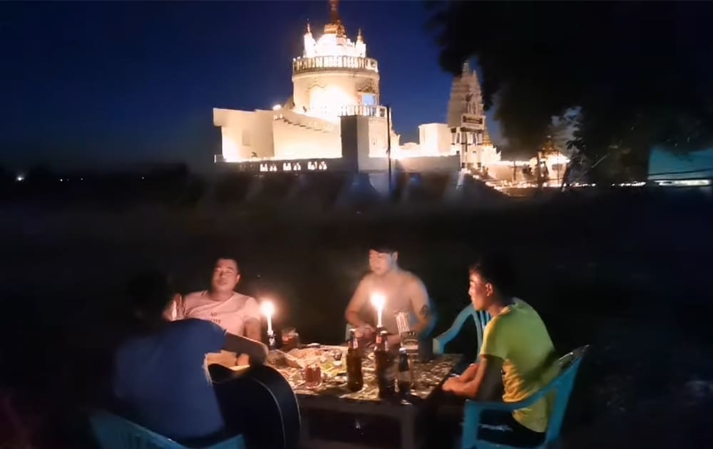 PUT U MANDALAY Obitelji su u zajedništvu palile svijeće, a nebom su poletjeli lampioni i pirotehnička sredstva