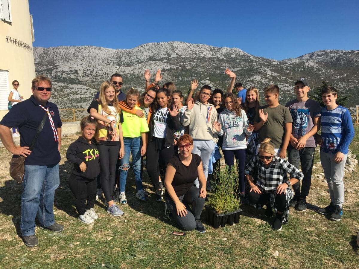 PRESPAVALI NA MOSORU Učenici iz OŠ Žrnovnica posjetili Zvjezdano selo i zasadili 'čemprese prijateljstva'