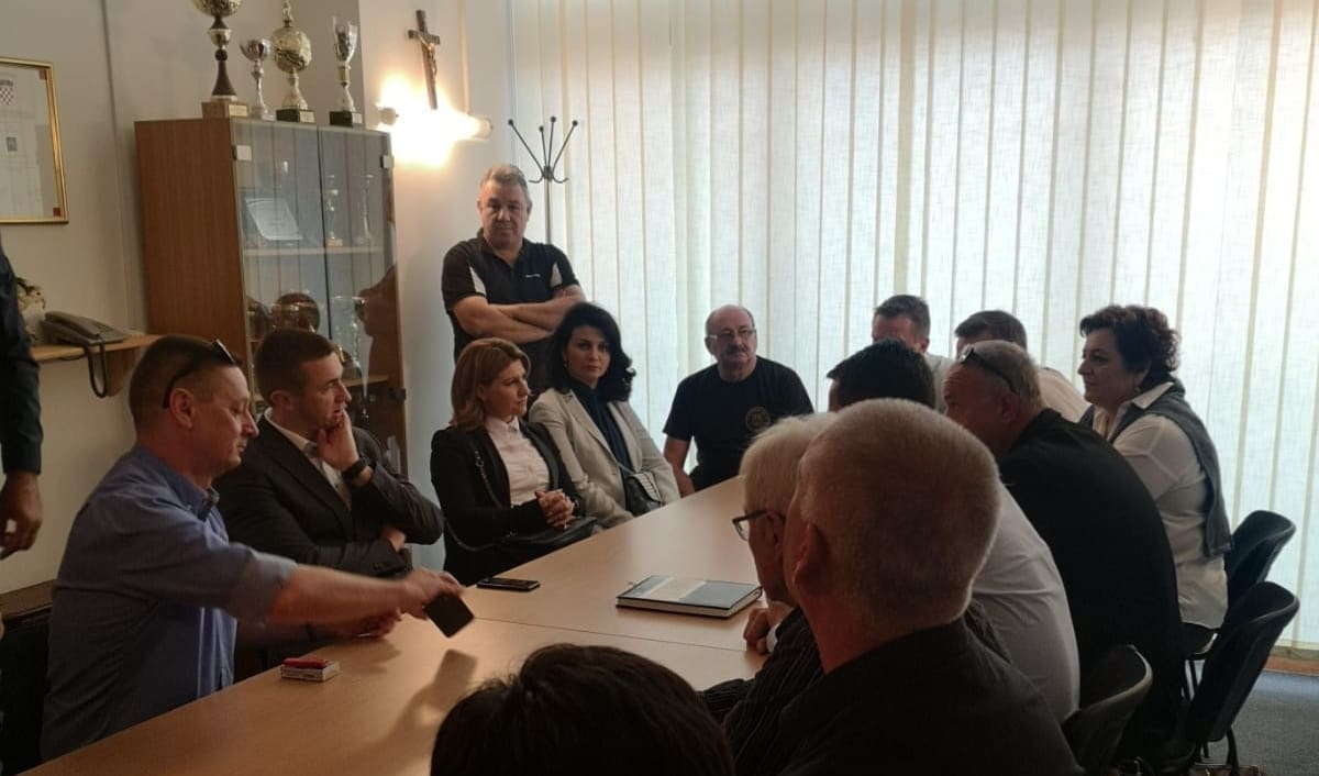 POTPISANA POVELJA O PRIJATELJSTVU IZMEĐU SPLITA I VUKOVARA Jednoglasno iskazana potpora Ivanu Penavi