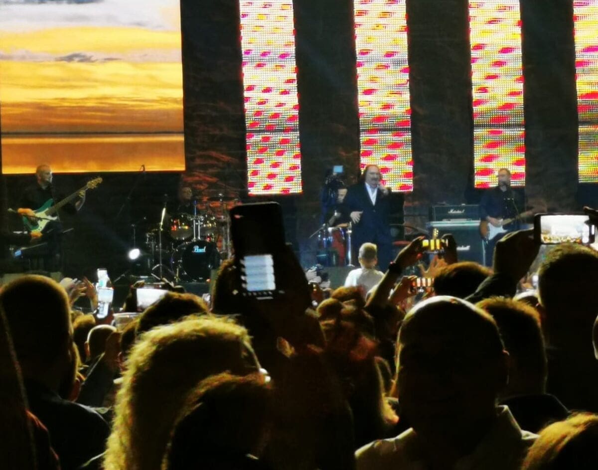 'SAMO NAS NEBO RASTAVIT MOŽE' Mišo Kovač: "Svakog čovjeka poštivam, svaki čovjek je najveći, a Mišo Kovač pjeva za njega"