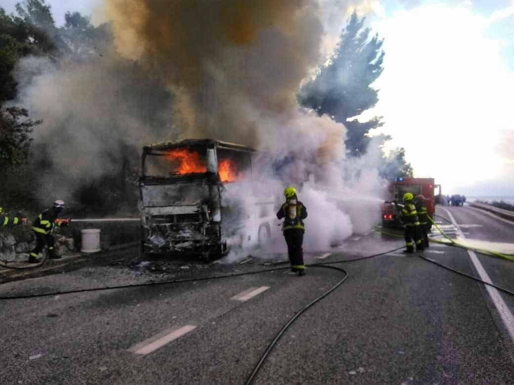 IZGORIO AUTOBUS NA MAGISTRALI Prevozio brojne turiste, promet je u prekidu
