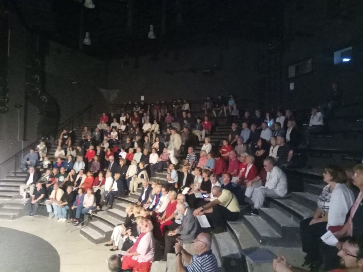 KONCERT PARTIZANSKIH PJESAMA U DOMU MLADEŽI Publika u sav glas pjevala "Po šumama i gorama"