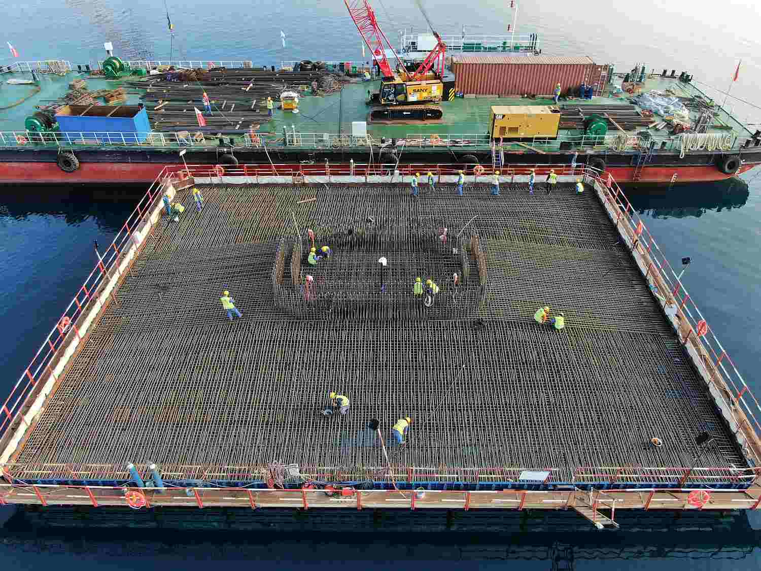 RADI SE PUNOM PAROM "Izronili" prvi stupovi Pelješkog mosta: Pogledajte kako napreduju radovi