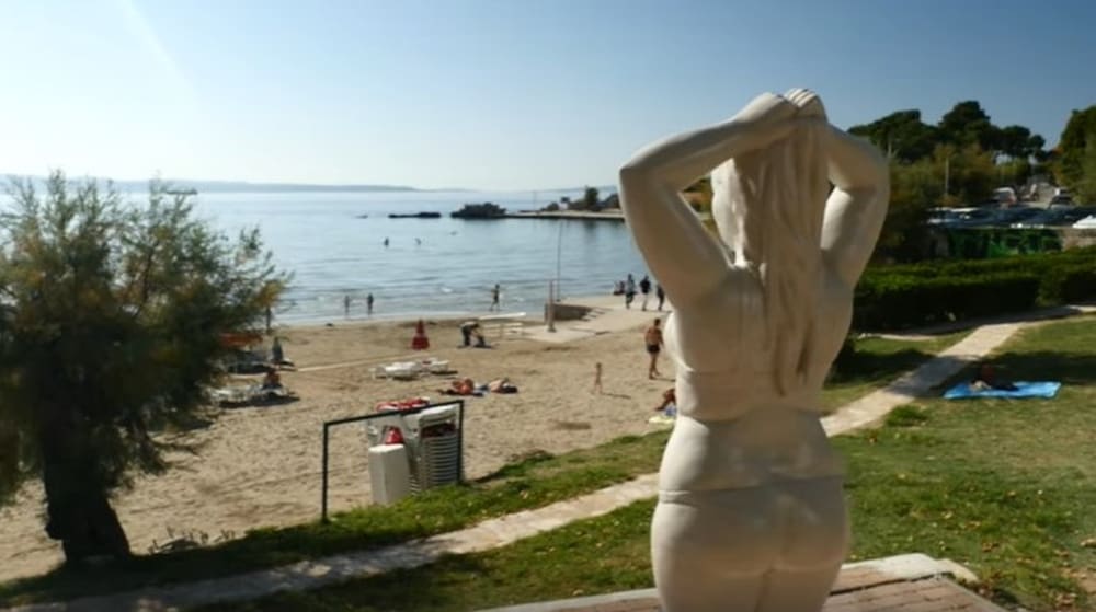 BOLI ME PIPI Na Bačama osvanuo prvi svjetski spomenik neisklesanom tijelu