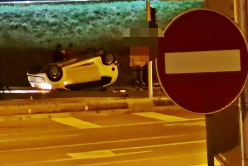 PROMETNA NA ULAZU U SPLIT Automobil završio na krovu, jedna osoba ozlijeđena