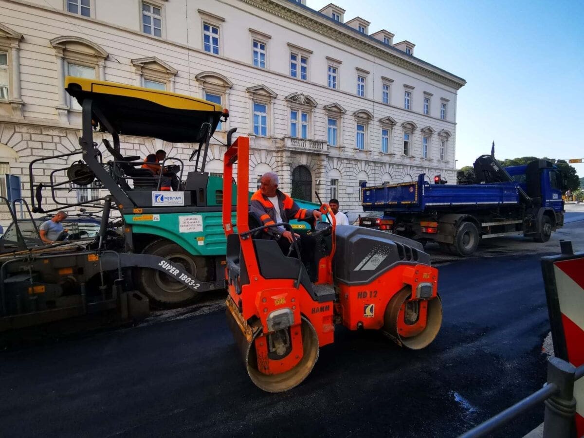 ASFALTIRA SE ZVONIMIROVA Gužve na ulazu u trajektnu luku