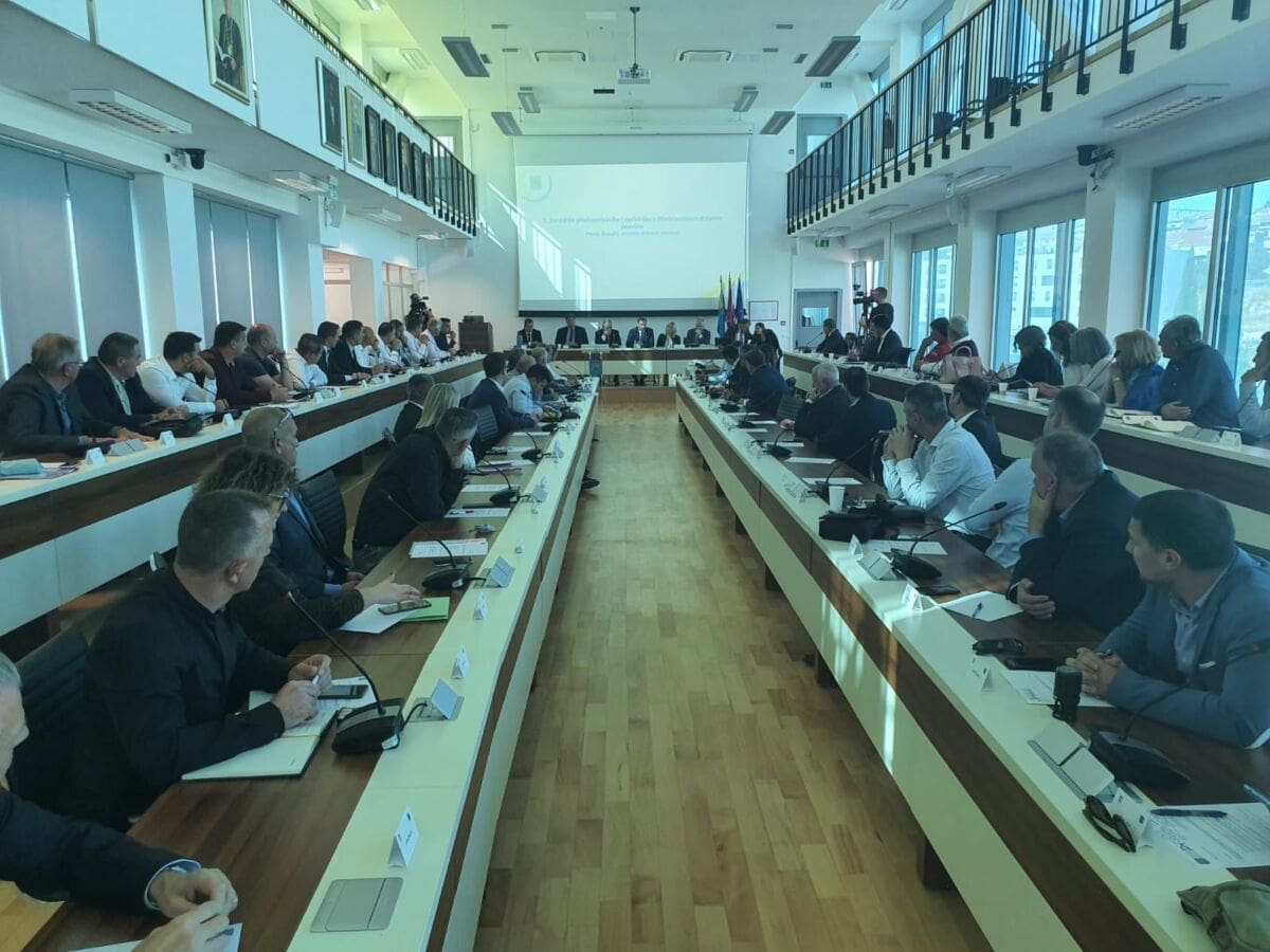 Župan Blaženko Boban organizirao još jedan sastanak s (grado)načelnicima, potpisan i vrijedan ugovor