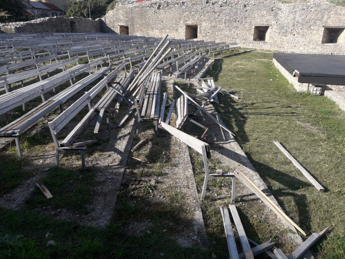 DIVLJAČKI ČIN Vandali uništili gledalište i pozornicu solinske Gradine