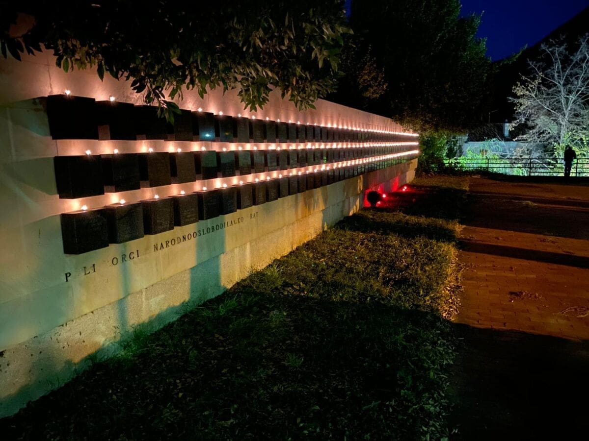 IPAK SE NETKO SJETIO Pogledajte kako večeras izgledaju spomenik u centru Žrnovnice i Smojin grob