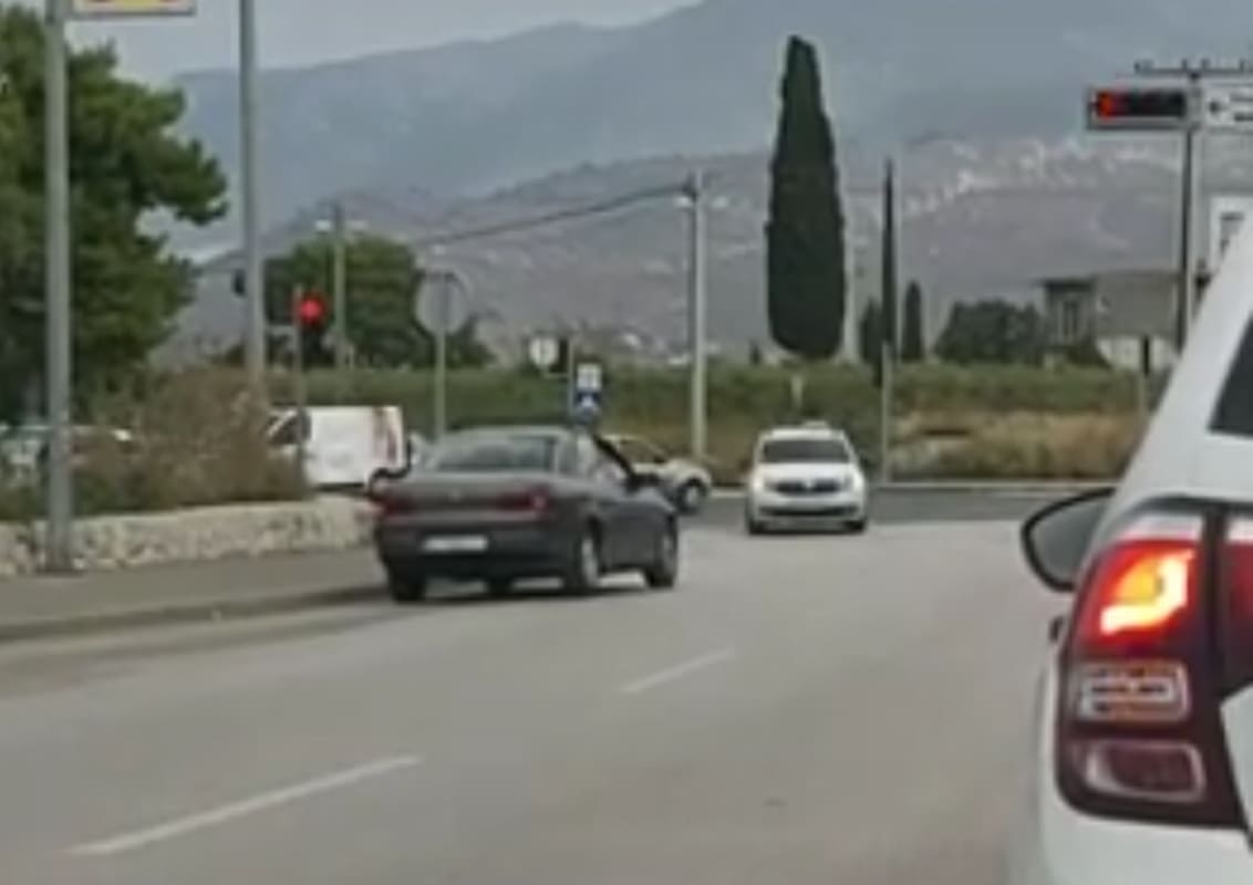 OPASNA VOŽNJA U SPLITU Vozači kod Lovrinca šokirano gledali kako taksist skreće preko pune dvije crte