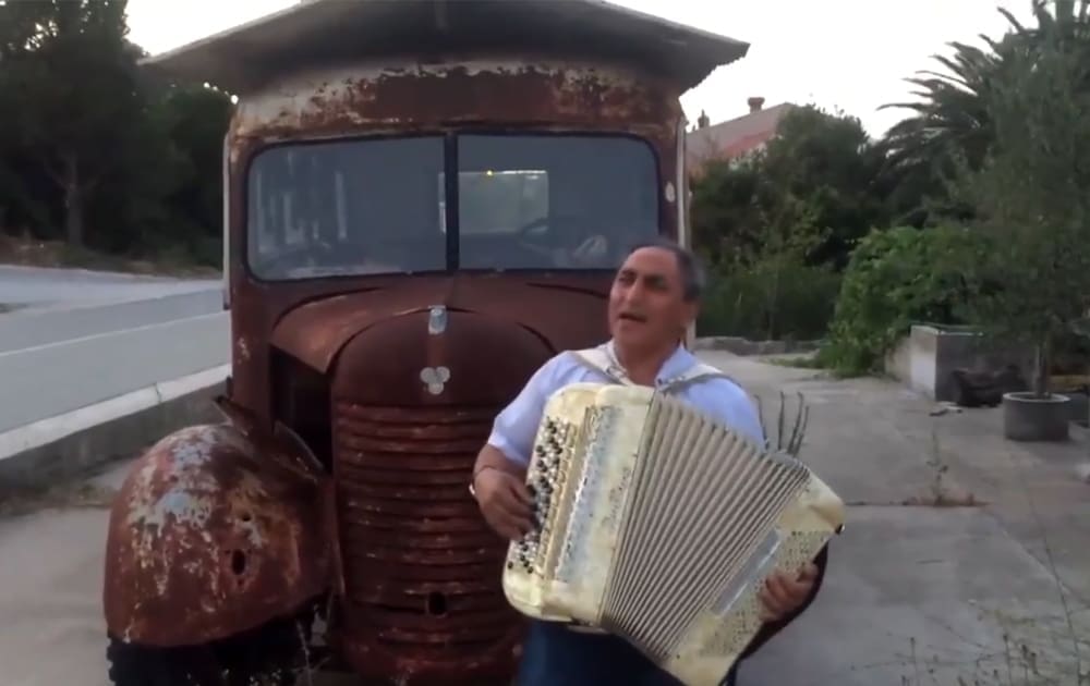 "TKO TO TAMO PEVA" Isti 'glumac', ista pjesma, isti autobus, 39 godina poslije