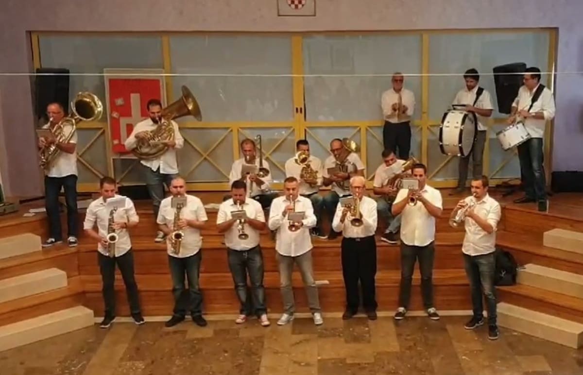 PREDSTAVLJANJE LIMENE GLAZBE ŽRNOVAČKIM ĐACIMA: Ne budi truba, trubi!