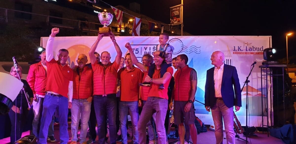 U Splitu proglašeni pobjednici 75. Viške regate, feštalo se dugo u noć