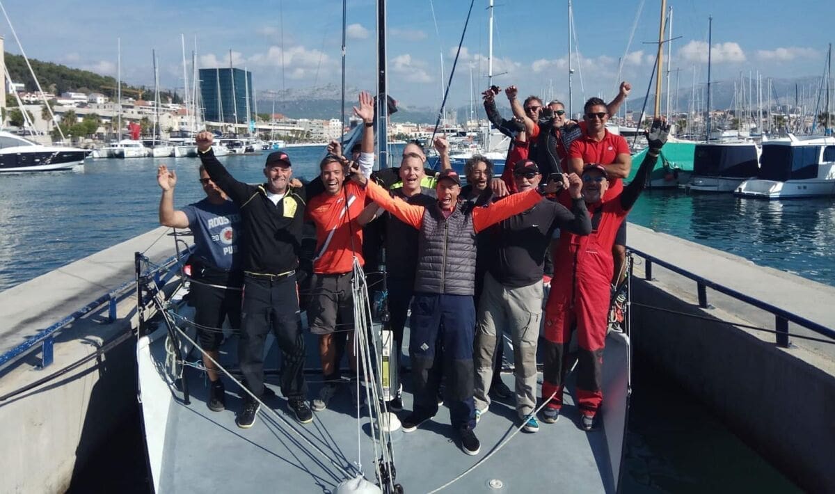 ZAVRŠNICA 75. VIŠKE REGATE Ukupni pobjednici regate Splićani na čelu s kormilarom Nikolom Deškovićem, Slovenci uplovili u Split s najbržim vremenom