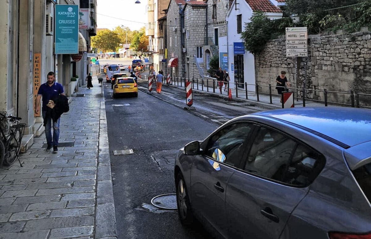 Počeli radovi u Zvonimirovoj ulici i trajat će 15 dana: Povremeno se stvaraju gužve