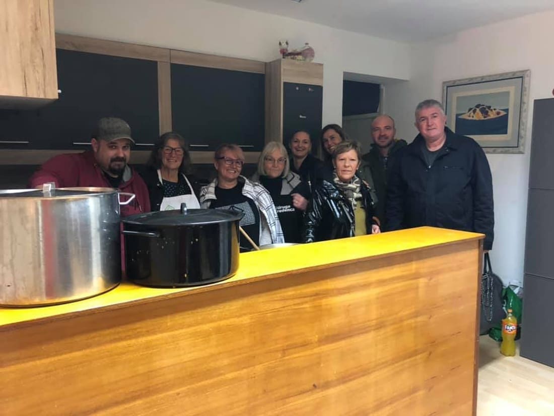 Udruga Kredenca iz Tučepa kuhala za beskućnike MoSt-a: 'Veliko srce imaju volonteri ove udruge'