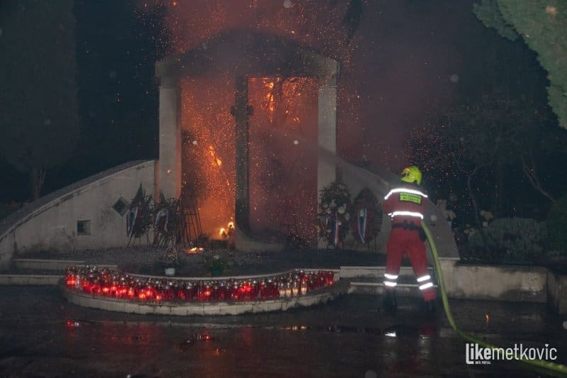 Požar na Gradskom groblju u Metkoviću: Čempresi u plamenu