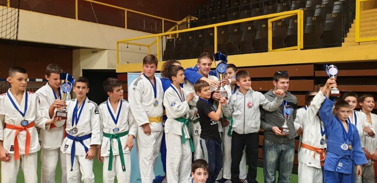 OKITILI SE MEDDALJAMA I PEHAROM Natjecatelji judo kluba Dalmacijacement osvojili 7 zlatnih medalja
