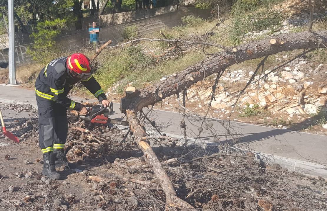 OPASNOST OD PADA STABALA Policija objavila da je zatvoren dio Pojišanske ulice, puše jedno od najjačih juga u Splitu ikada!