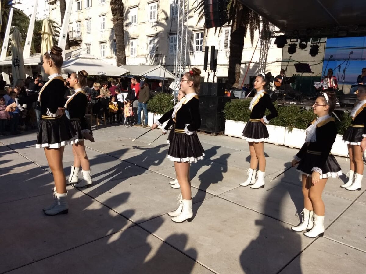 advent_mazoretkinje(1)