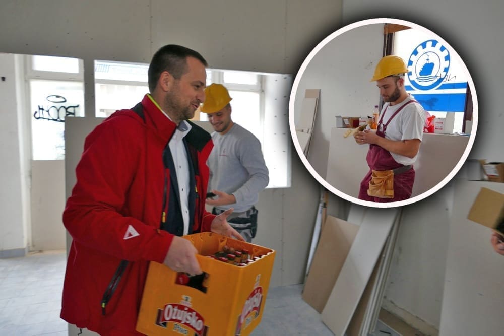 IZNENADIO RADNIKE Gradonačelnik Trogira stigao među radnike na gradilište i donio im gajbu piva