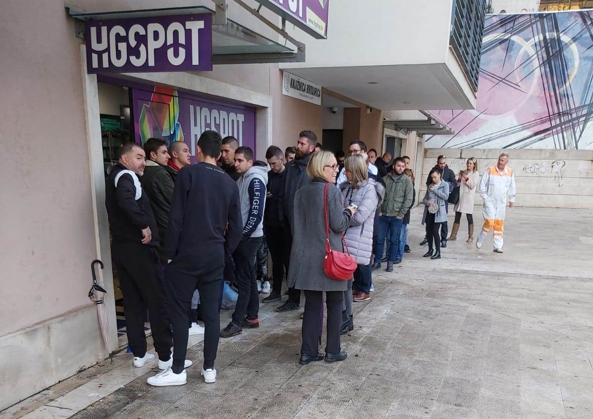 Stigao Crni petak: Shopping manija u Splitu, kupci od ranog jutra ispred dućana s velikim popustima