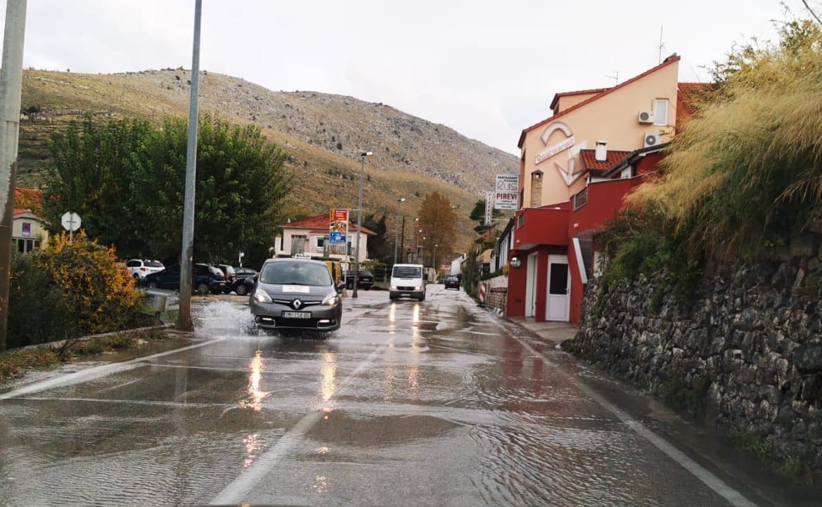 Zbog višednevnih kiša proradili potoci: Pogledajte što je vozače dočekalo na cesti između Žrnovnice i Srinjina