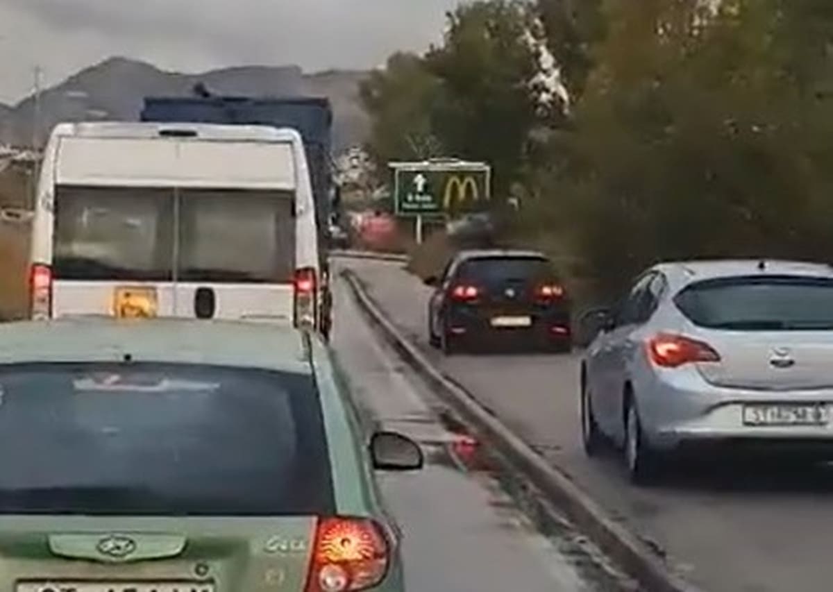 NEVIĐENI BEZOBRAZLUK Ako ne uspijevate preteći kolonu, vozite se nogostupom