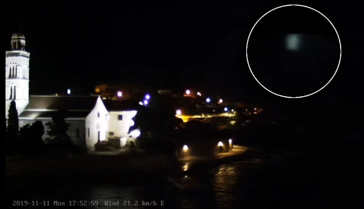 Misteriozna svjetlost na noćnom nebu diljem Dalmacije: Kamera pojavu zabilježila i iznad Hvara